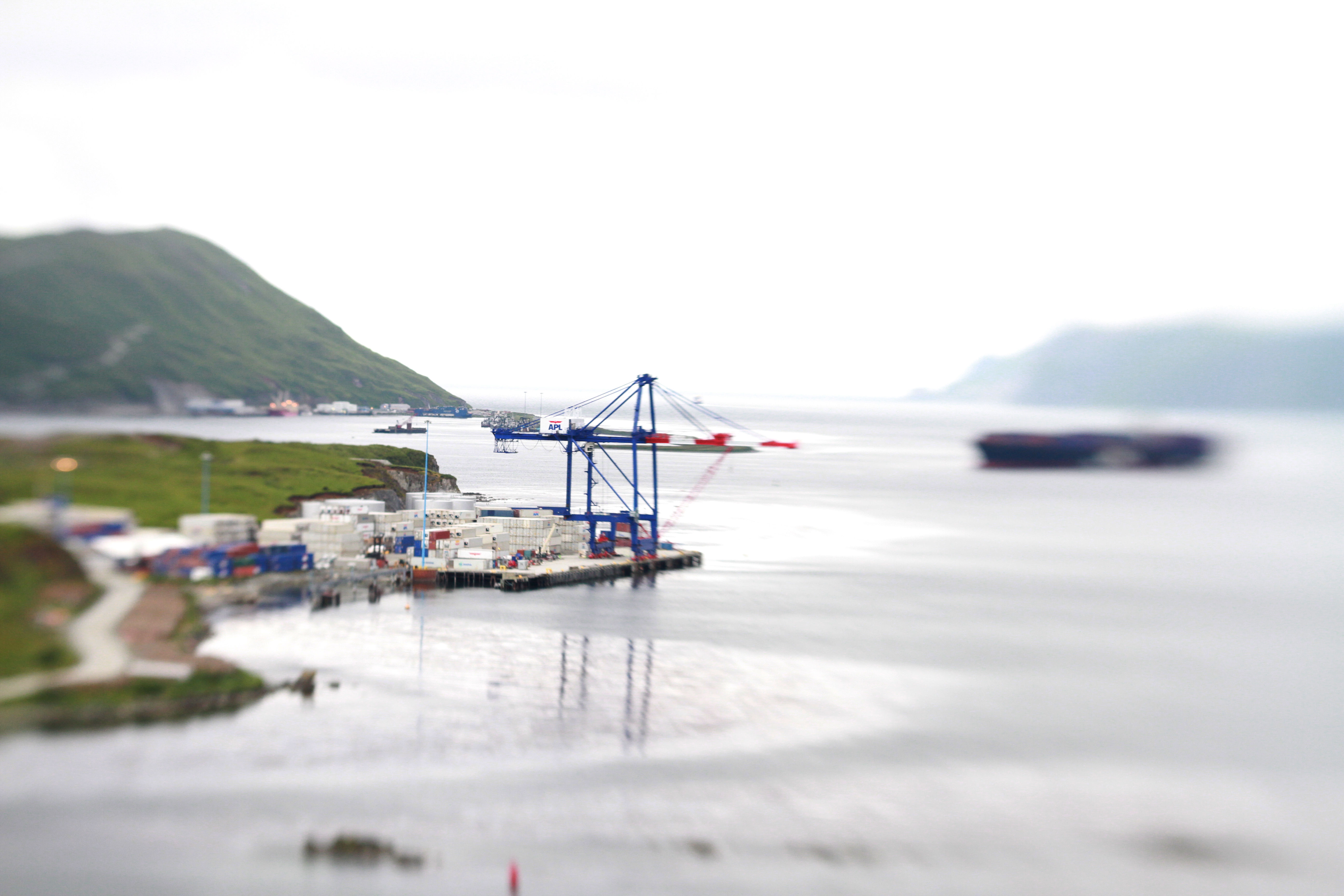 APL container crane and dock (Photo by Pipa Escalante)